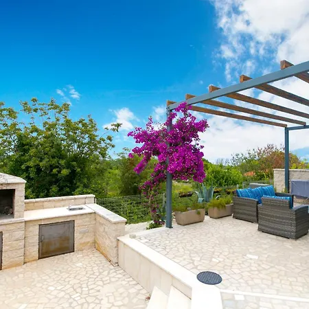 Apartment Deneris - App With Private Pool Liznjan