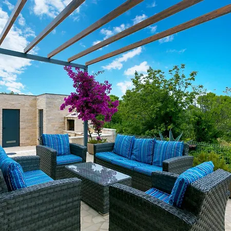 Deneris - App With Private Pool Liznjan