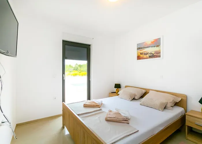 公寓 Deneris - App With Private Pool